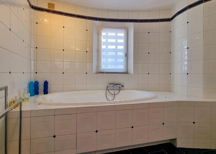La Dolce 11 Sleeps Pool&landscaped Garden Villa *